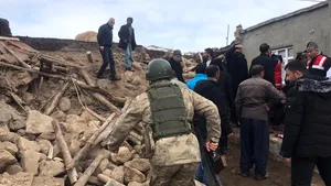 Cutremur la graniţa Turciei cu Iran: Opt morţi, printre care şi copii. Oamenii sapă cu mâinile goale printre dărâmături, în căutarea supravieţuitorilor