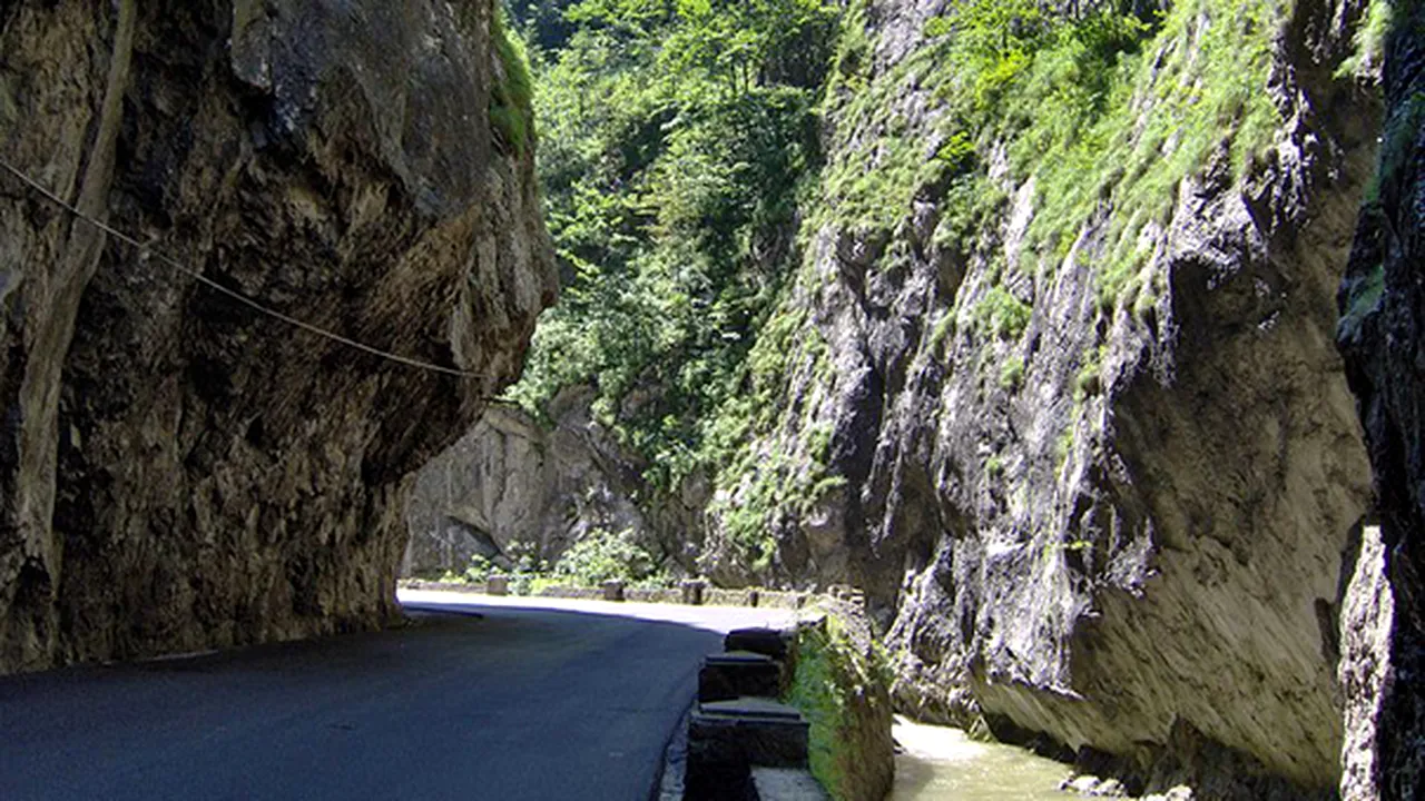 Turist ungur rănit şi două autoturisme avariate, în urma unei alunecări de teren în Cheile Bicazului