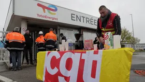Macron convoacă membri ai Guvernului, în contextul continuării grevei în sectorul carburanţilor