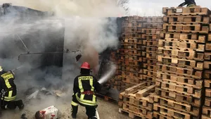 FOTO INCENDIU PUTERNIC la o fabrică din Braşov. Un tânăr de 18 ani a fost rănit