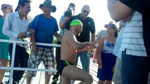 FOTO Un petroşenean a străbătut râul Siret înot în nici 10 ore. Se antrenează pentru recordul pe Dunăre