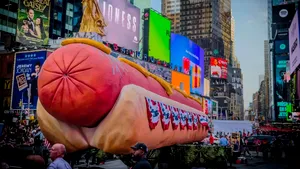 Statuie inedită la New York: Hot Dog gigant, „servit” în mijlocul Times Square