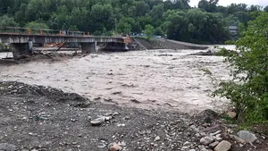 Tulcea: O viitură a surprins 12 autoturisme şi un microbuz