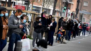 Coronavirus. Un medic francez tratează bolnavii de Covid-19 cu hidroxiclorochină şi azitromicină. Sute de persoane stau la coadă. IMAGINI