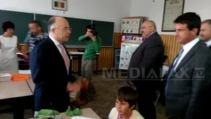 Cei doi miniştri francezi au vizitat o şcoală din Câmpia Turzii şi au mers într-un cartier de romi. Care au fost impresiile demnitarilor - GALERIE FOTO