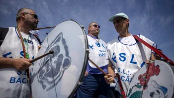 Sindicaliştii din Sănătate şi Educaţie protestează la Palatul Parlamentului faţă de măsurile fiscale anunţate de Guvern