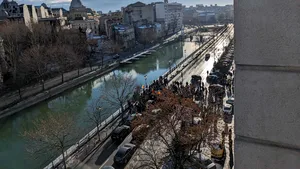 Protestarii au blocat circulaţia pe Splaiul Unirii în faţa sediului ASF