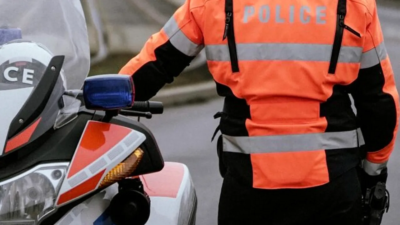 Adolescent de 15 ani, urmărit zeci de kilometri de polițiști. El a abandonat mașina și s-a aruncat într-un râu