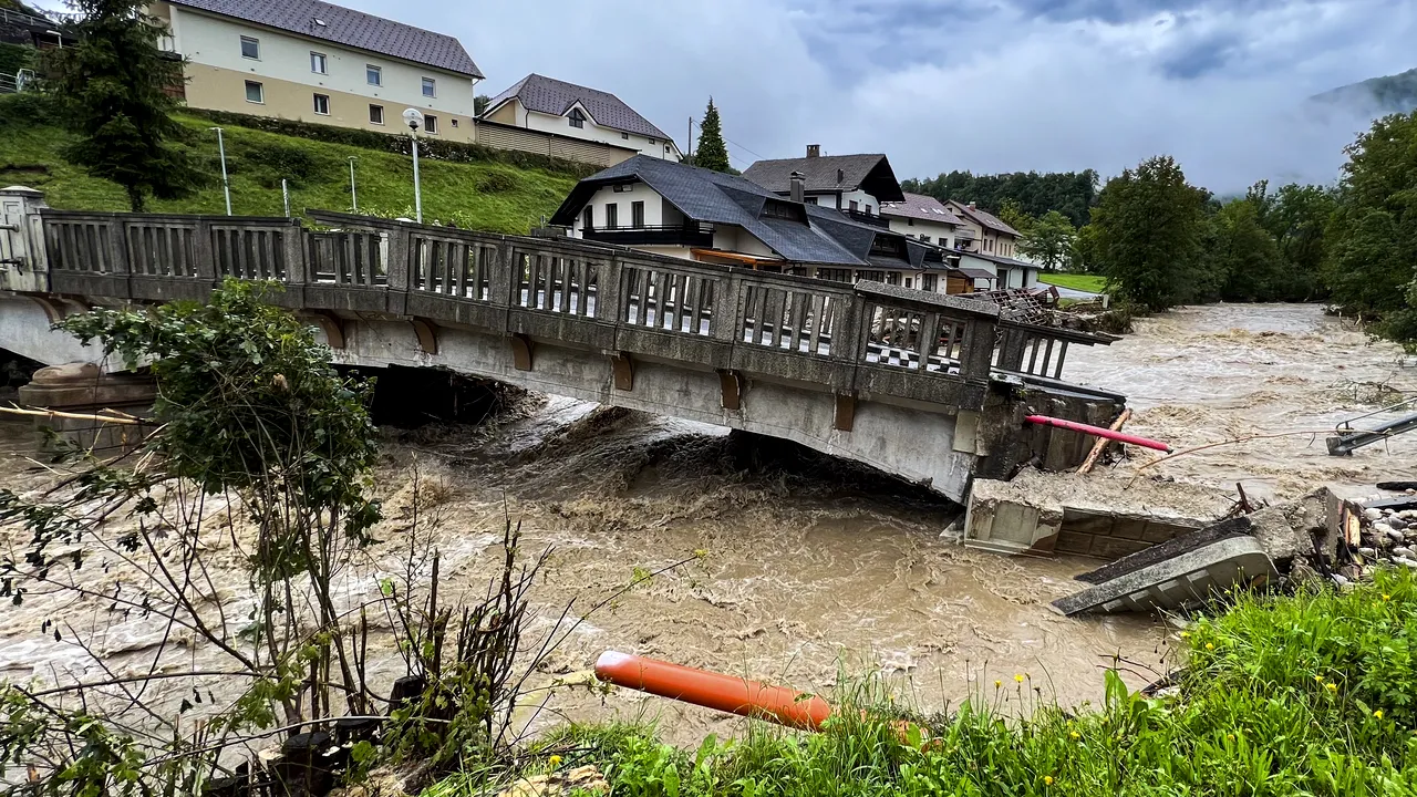 Cel puţin două persoane au murit în urma ploilor torenţiale şi a inundaţiilor din Slovenia