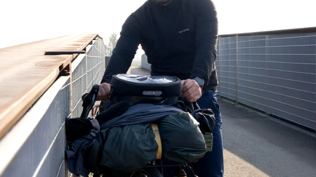 A plecat cu bicicleta la 29 de ani pentru a face înconjurul lumii. Acum are 31 de ani și a parcurs 700 de zile și 28.000 de km