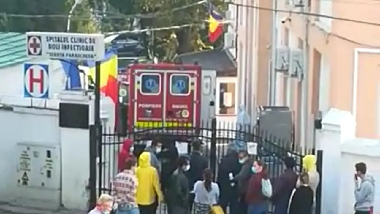 COVID-19 în rând cu lumea. La Iaşi, persoanele confirmate cu noul coronavirus stau la coadă în faţa spitalului pentru a fi evaluate
