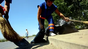GESTUL făcut de doi angajaţi ai companiei de salubritate din Focşani, după ce au găsit un PORTOFEL cu mii de euro