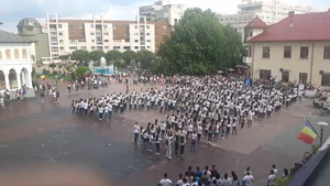 Flashmob cu sute de tineri care au îmbinat folclorul cu dansul modern, îmbrăcaţi în ii, la Târgu-Jiu. Unei femei i s-a făcut rău | FOTO, VIDEO