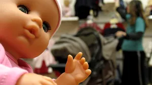 Fetiţa de 11 ani violată de unchiul ei a plecat în Anglia