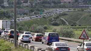 Trafic îngreunat pe Autostrada  Bucureşti – Piteşti din cauza unei tamponări între două autotrenuri şi o maşină/ Circulaţia, doar pe banda de urgenţă