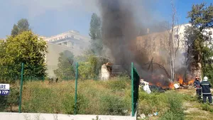 Incendiu de vegetaţie şi obiecte abandonate, în centrul Capitalei lângă Piaţa Constituţiei - FOTO, VIDEO