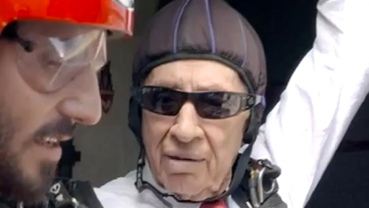 Shimon Peres, paraşutist şi agent de pază la 91 de ani. Fostul preşedinte israelian îşi prezintă abilităţile profesionale - VIDEO