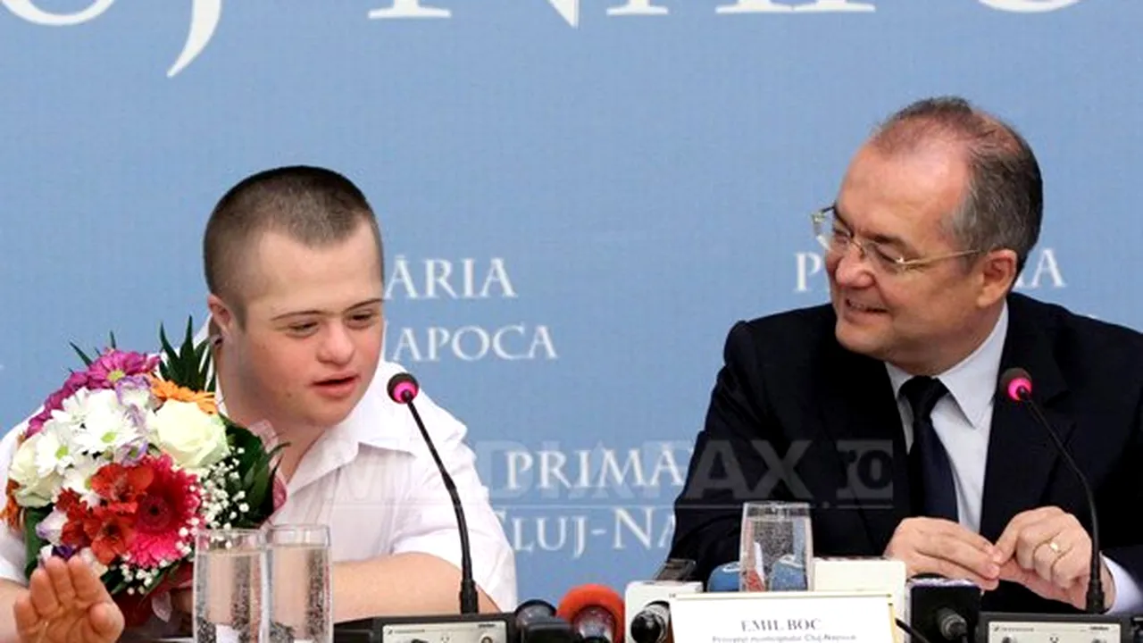 Cluj - Tânărul care a luat bacalaureatul deşi suferă de sindromul Down, premiat de Boc: 
