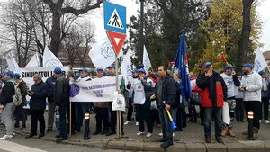 Peste 200 de sindicalişti Blocului Naţional Sindical au protestat la Alba Iulia, nemulţumiţi de transferul contribuţiilor | FOTO 