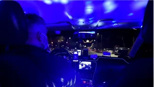 Un şofer de taxi din Grecia ridică moralul pasagerilor săi. El şi-a transformat maşina în club de noapte