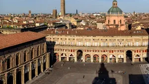 Turnul înclinat din Bologna, izolat din cauza temerilor că s-ar putea prăbuşi