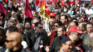 Greve şi manifestaţii în Franţa, după înfrângerea electorală a partidului aflat la putere