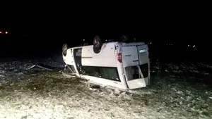 Şapte persoane rănite după ce un microbuz s-a răsturnat în judeţul Braşov - FOTO/VIDEO