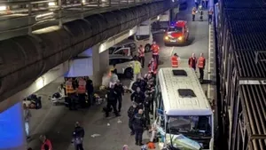 Un autobuz s-a ciocnit cu un tren în Tunelul Canalului Mânecii. 19 persoane au fost rănite