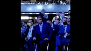 Sindicatul Europol, ironic la adresa condiţiilor de la Congresul PNL: Un bărbat amendat îi arată poliţistului poza cu Iohannis la Congres. Apoi vorbesc de golf