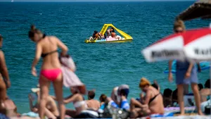 Turiştii care merg pe litoral ar putea fi testaţi de Covid-19 la intrarea în staţiuni