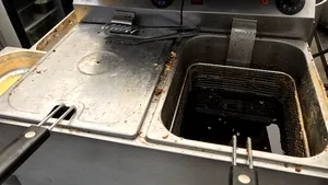 FOTO, VIDEO | Munţi de gunoaie şi vase nespălate lângă alimente, la o terasă de pe litoralul românesc