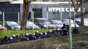 Franţa rămâne sub ameninţare teroristă şi o caută pe partenera atacatorului de la magazinul evreiesc