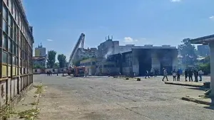 Incendiu puternic la Autobaza STB Ferentari din București. Zece autospeciale de pompieri intervin