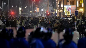 VIDEO Doi jandarmi şi doi protestatari răniţi în incidentele din faţa Guvernului. Douăzeci de persoane au fost reţinute, după ce mai mulţi ultraşi au aruncat petarde şi fumigene,iar jandarmi au ripostat cu gaze lacrimogene