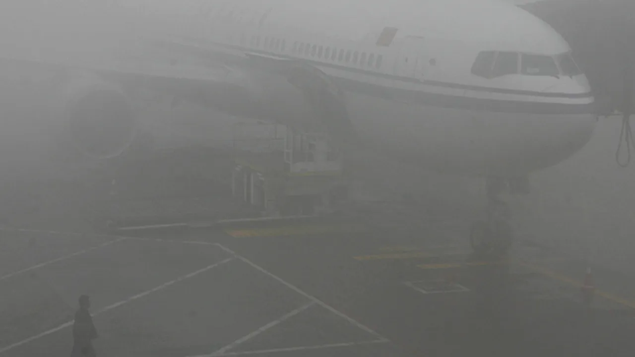 Zboruri anulate pe două aeroporturi din Londra din cauza ceţii