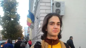 Tudor Helgiu, elevul devenit cunoscut după ce a fost trimis acasă din cauza părului lung, a mers azi la şcoală netuns | FOTO 