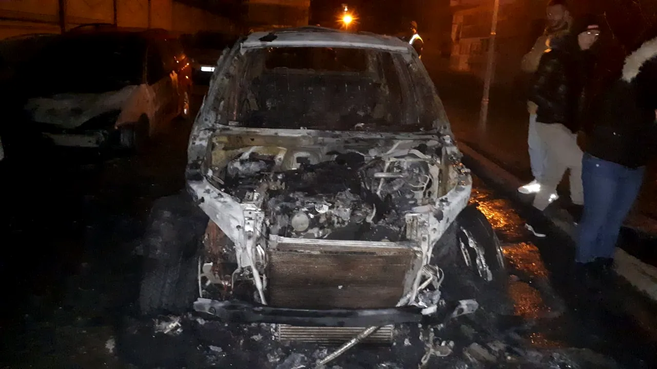 Incendiu puternic într-o parcare. O maşină de lux a fost distrusă complet, iar alte două autoturisme au fost grav avariate. VIDEO