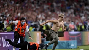 EURO 2020: Doi stewarzi, arestaţi pentru bişniţă cu permise online, brăţări şi salopete pentru finală!