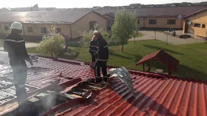 Incendiu într-un centru de recuperare din Arad: 20 de pacienţi au fost evacuaţi | FOTO, VIDEO