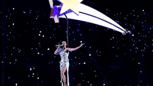Katy Perry, show incendiar la gala Super Bowl 2015, alături de Lenny Kravitz şi Missy Elliott - FOTO, VIDEO