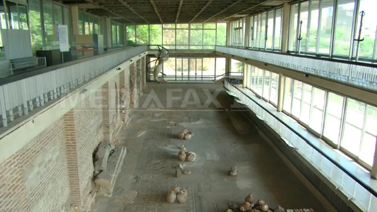 REPORTAJ: Edificiul Roman cu Mozaic din Constanţa se degradează zilnic, dar nu poate fi reabilitat din lipsă de bani - FOTO