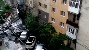 Acoperişul unui bloc, luat de vânt în Gorj: Patru maşini au fost distruse/ Judeţul se află sub cod GALBEN de vreme severă | FOTO