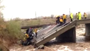 Un pod rutier s-a prăbuşit în California din cauza torentelor generate de ploi - VIDEO