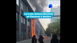 Revolta liceenilor din Franța scapă de sub control. O școală a luat foc