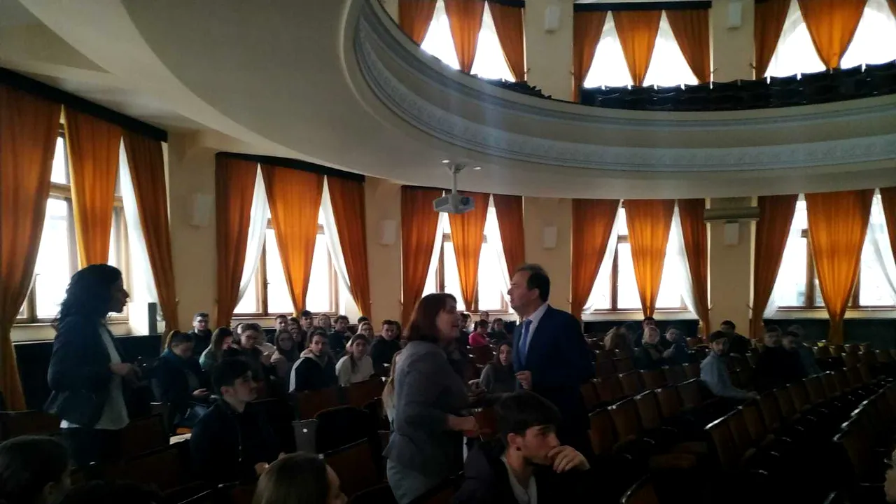 Liga Studenţilor reclamă alegerile fără dezbatere pentru rectorul Universităţii Cuza din Iaşi | FOTO