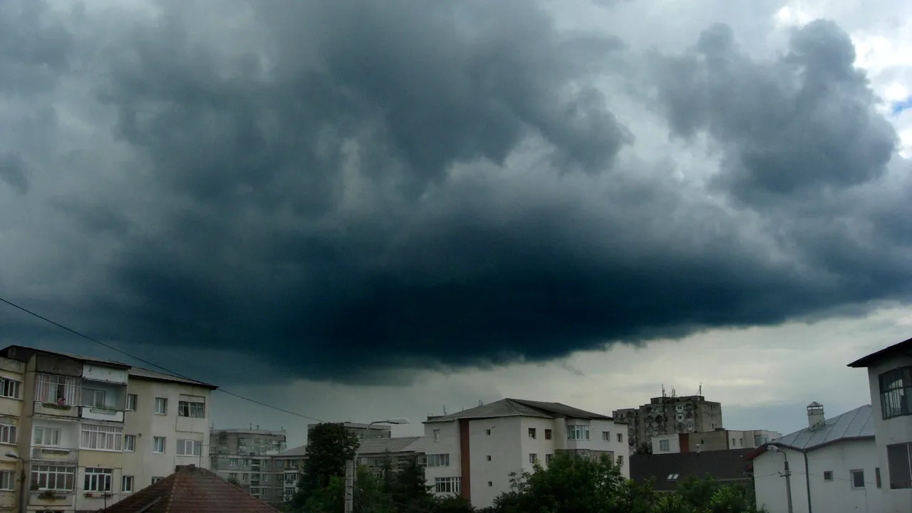 METEO. ANM: Cod galben de ploi torenţiale, cu descărcări electrice, grindină şi vijelii în 17 judeţe 