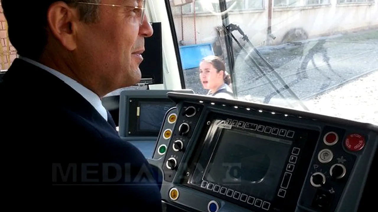 Emil Boc, vatman de ocazie. Primarul Clujului şi-a pus cravată şi a condus un tramvai polonez care costă 1,5 milioane de euro - FOTO