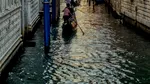 Cum trăiesc oamenii în Veneția. Orașul în care cumpărăturile, gunoiul și ambulanțele circulă pe apă
