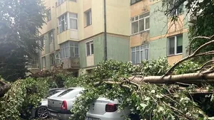 Potop la Craiova: străzi rupte, circulaţie închisă, maşini distruse după o furtună de 30 de minute