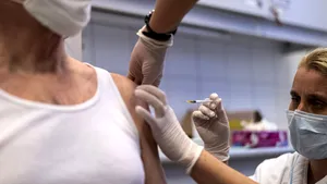 Vaccinurile, eficiente împotriva cazurilor simptomatice de COVID-19. Eficacitatea, uşor mai scăzută când vine vorba de tulpina indiană